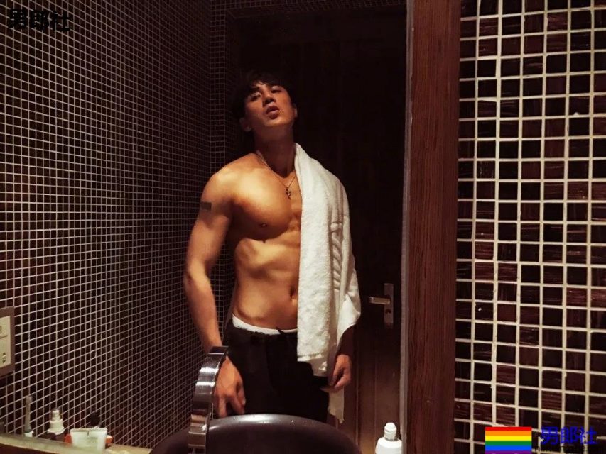 姜潮金瀚一起洗澡上热搜!?都是壮硕肌肉男,你盯谁? - 51虹马 姜潮金瀚一起洗澡上热搜!?都是壮硕肌肉男,你盯谁? - 51虹马