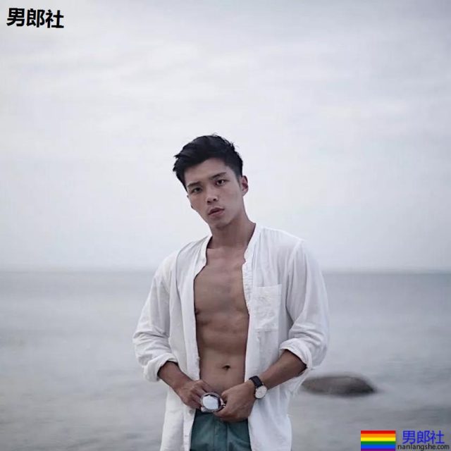 地铁抓拍正装小哥哥，最后好像被发现了。。。-51虹马