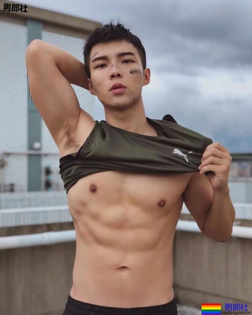 地铁抓拍正装小哥哥，最后好像被发现了。。。 - 51虹马