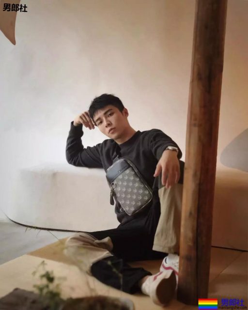 地铁抓拍正装小哥哥，最后好像被发现了。。。 - 51虹马