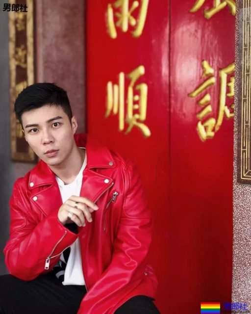 地铁抓拍正装小哥哥，最后好像被发现了。。。 - 51虹马