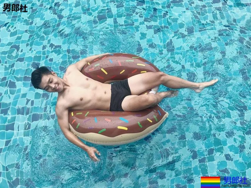 地铁抓拍正装小哥哥，最后好像被发现了。。。 - 51虹马