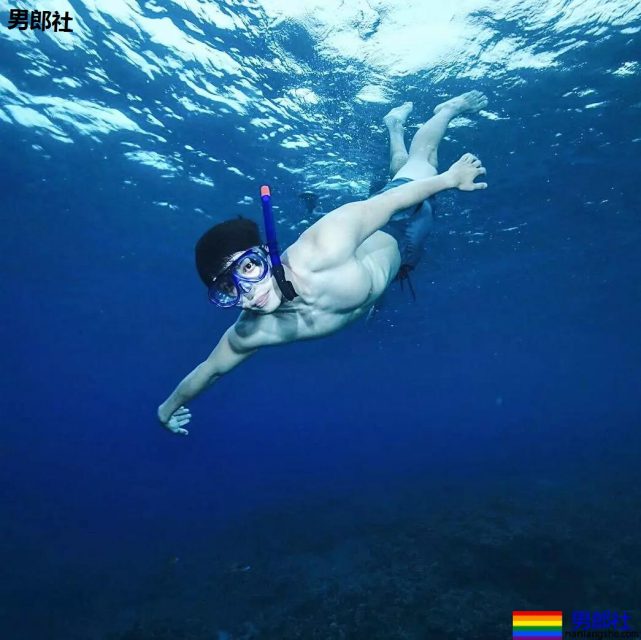 地铁抓拍正装小哥哥，最后好像被发现了。。。 - 51虹马