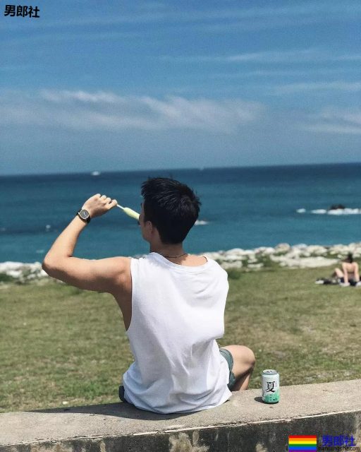 地铁抓拍正装小哥哥，最后好像被发现了。。。 - 51虹马