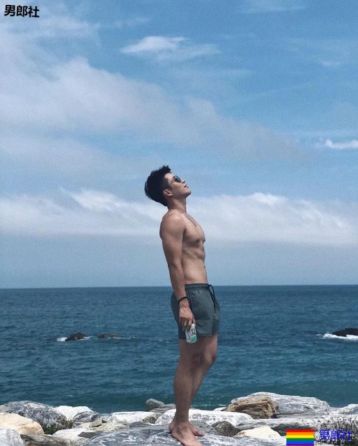 地铁抓拍正装小哥哥，最后好像被发现了。。。 - 51虹马