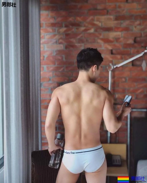 地铁抓拍正装小哥哥，最后好像被发现了。。。 - 51虹马