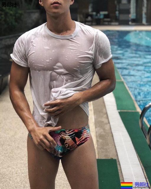 地铁抓拍正装小哥哥，最后好像被发现了。。。 - 51虹马