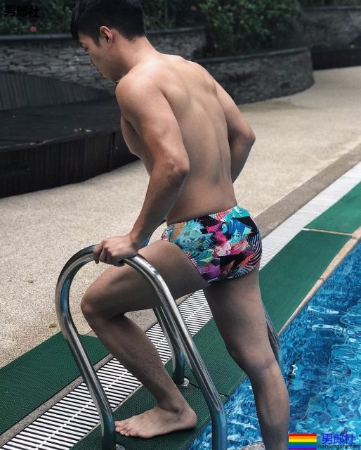 地铁抓拍正装小哥哥，最后好像被发现了。。。 - 51虹马