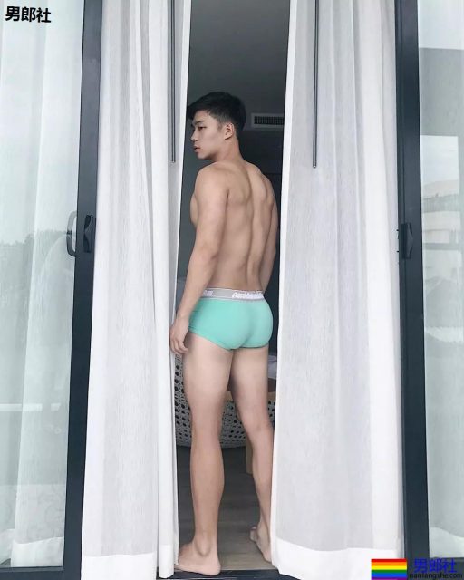 地铁抓拍正装小哥哥，最后好像被发现了。。。 - 51虹马