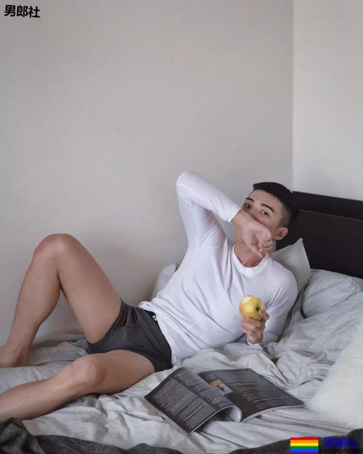 地铁抓拍正装小哥哥，最后好像被发现了。。。 - 51虹马