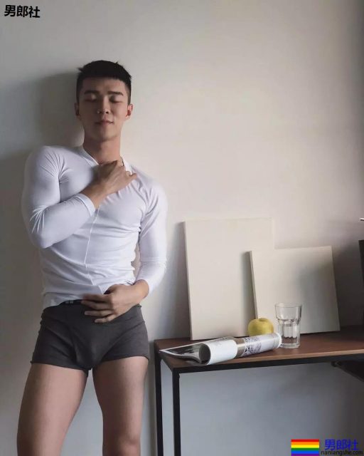 地铁抓拍正装小哥哥，最后好像被发现了。。。 - 51虹马