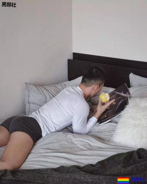 地铁抓拍正装小哥哥，最后好像被发现了。。。 - 51虹马