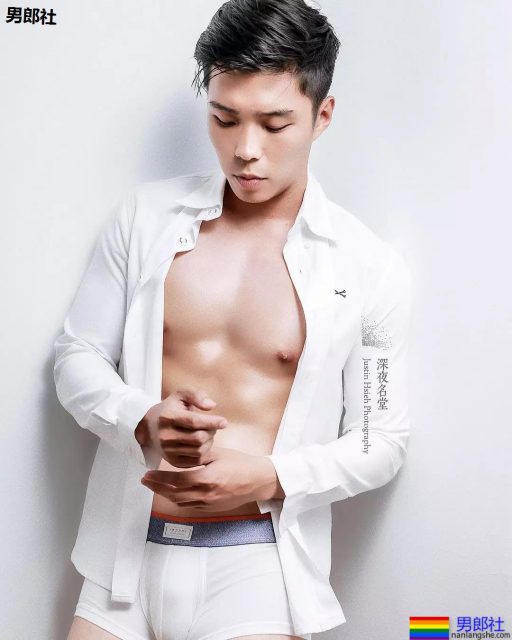 地铁抓拍正装小哥哥，最后好像被发现了。。。 - 51虹马