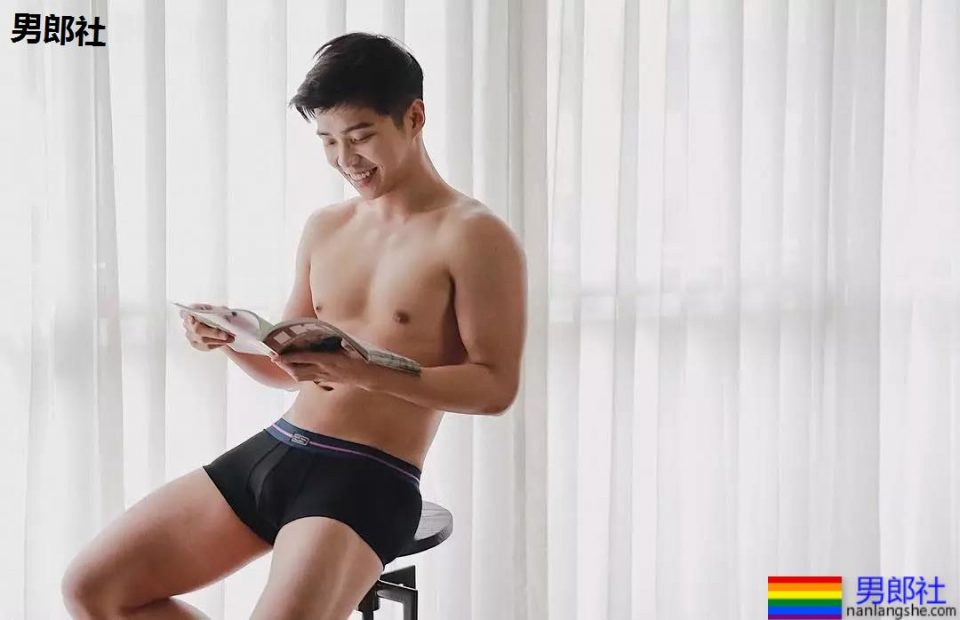 地铁抓拍正装小哥哥，最后好像被发现了。。。 - 51虹马