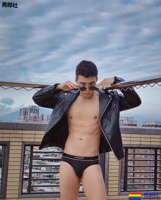 地铁抓拍正装小哥哥，最后好像被发现了。。。 - 51虹马