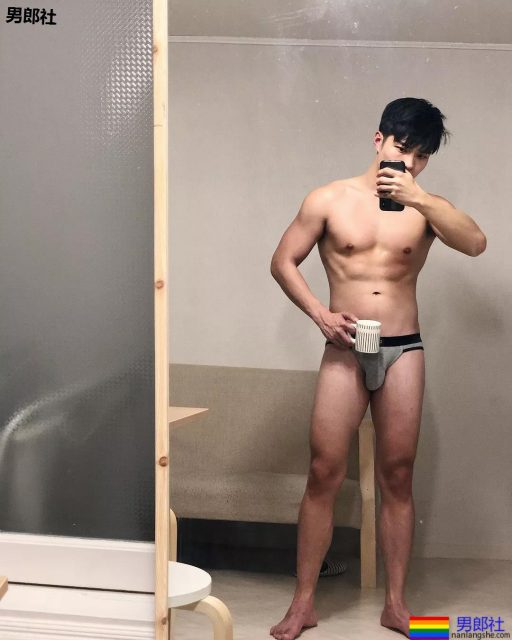 地铁抓拍正装小哥哥，最后好像被发现了。。。 - 51虹马