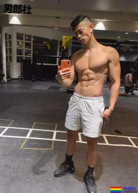 叮当猫肌肉男比大小擦亮眼睛看大包,凸出被挡住了害羞。 - 51虹马 叮当猫肌肉男比大小擦亮眼睛看大包,凸出被挡住了害羞。 - 51虹马