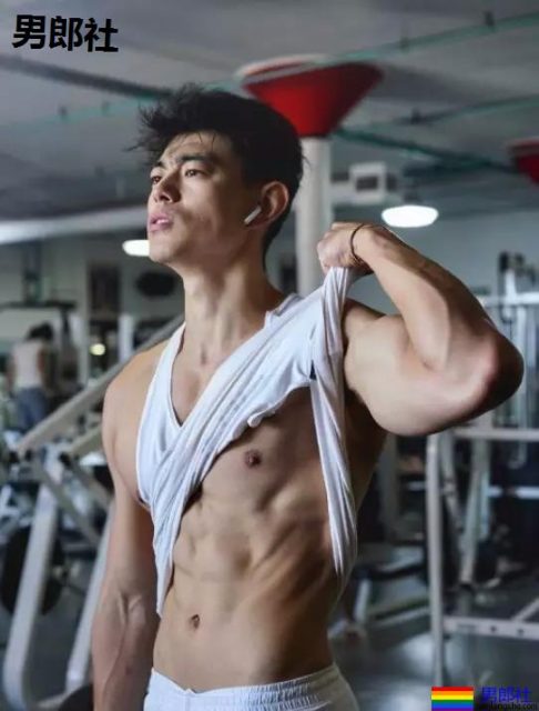 叮当猫肌肉男比大小擦亮眼睛看大包,凸出被挡住了害羞。 - 51虹马 叮当猫肌肉男比大小擦亮眼睛看大包,凸出被挡住了害羞。 - 51虹马