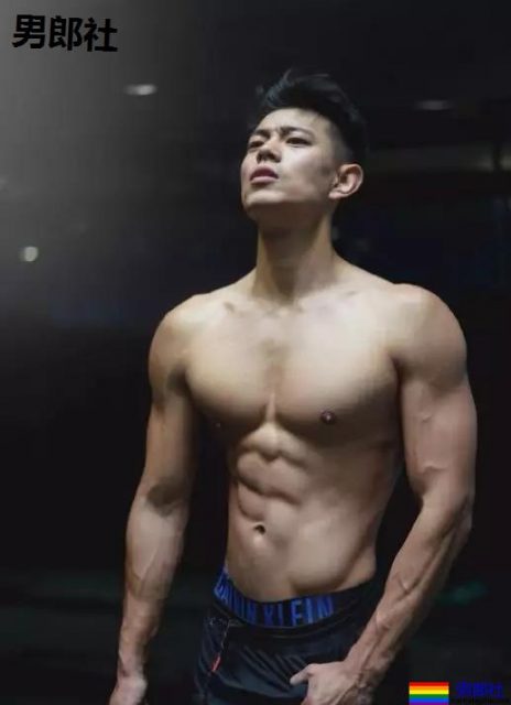 叮当猫肌肉男比大小擦亮眼睛看大包,凸出被挡住了害羞。 - 51虹马 叮当猫肌肉男比大小擦亮眼睛看大包,凸出被挡住了害羞。 - 51虹马