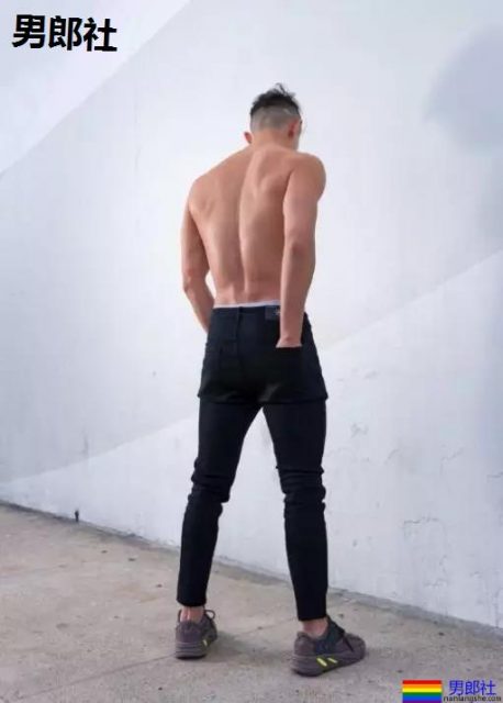 叮当猫肌肉男比大小擦亮眼睛看大包,凸出被挡住了害羞。 - 51虹马 叮当猫肌肉男比大小擦亮眼睛看大包,凸出被挡住了害羞。 - 51虹马