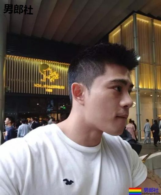 叮当猫肌肉男比大小擦亮眼睛看大包,凸出被挡住了害羞。 - 51虹马 叮当猫肌肉男比大小擦亮眼睛看大包,凸出被挡住了害羞。 - 51虹马