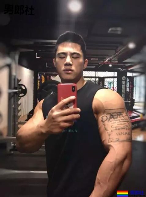 叮当猫肌肉男比大小擦亮眼睛看大包,凸出被挡住了害羞。 - 51虹马 叮当猫肌肉男比大小擦亮眼睛看大包,凸出被挡住了害羞。 - 51虹马