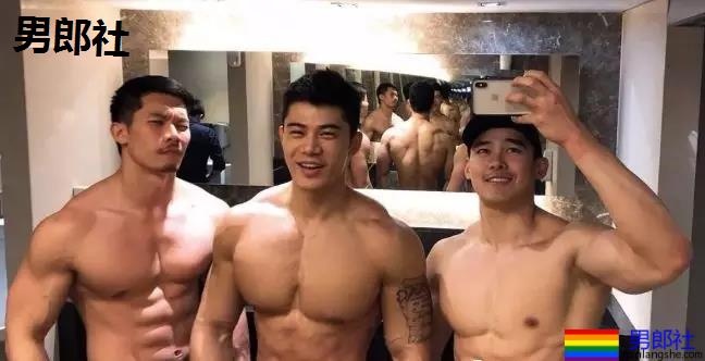 叮当猫肌肉男比大小擦亮眼睛看大包,凸出被挡住了害羞。 - 51虹马 叮当猫肌肉男比大小擦亮眼睛看大包,凸出被挡住了害羞。 - 51虹马