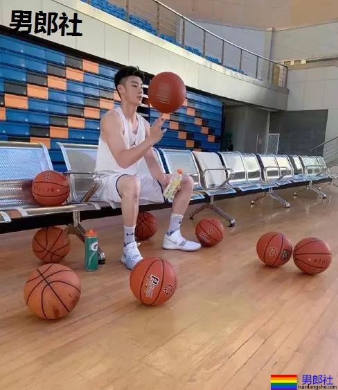 叮当猫肌肉男比大小擦亮眼睛看大包,凸出被挡住了害羞。 - 51虹马 叮当猫肌肉男比大小擦亮眼睛看大包,凸出被挡住了害羞。 - 51虹马