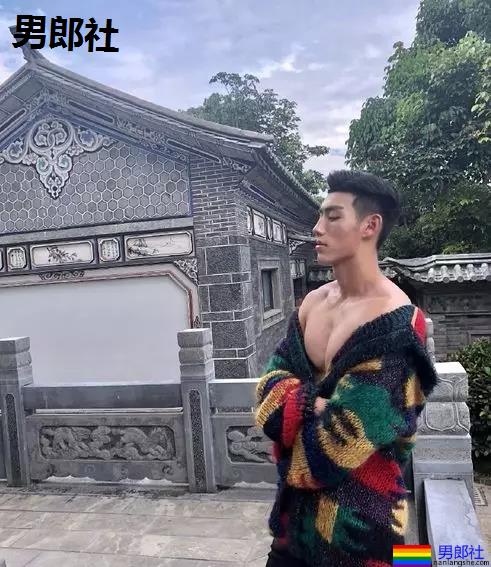 叮当猫肌肉男比大小擦亮眼睛看大包,凸出被挡住了害羞。 - 51虹马 叮当猫肌肉男比大小擦亮眼睛看大包,凸出被挡住了害羞。 - 51虹马