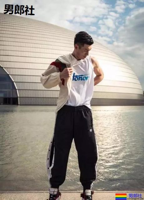 叮当猫肌肉男比大小擦亮眼睛看大包,凸出被挡住了害羞。 - 51虹马 叮当猫肌肉男比大小擦亮眼睛看大包,凸出被挡住了害羞。 - 51虹马