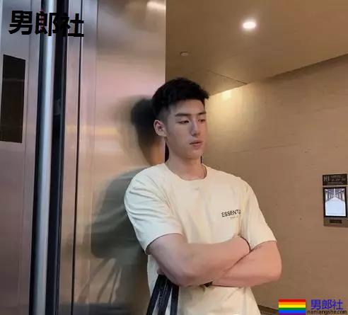 叮当猫肌肉男比大小擦亮眼睛看大包,凸出被挡住了害羞。 - 51虹马 叮当猫肌肉男比大小擦亮眼睛看大包,凸出被挡住了害羞。 - 51虹马