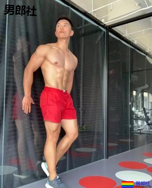 叮当猫肌肉男比大小擦亮眼睛看大包,凸出被挡住了害羞。 - 51虹马 叮当猫肌肉男比大小擦亮眼睛看大包,凸出被挡住了害羞。 - 51虹马