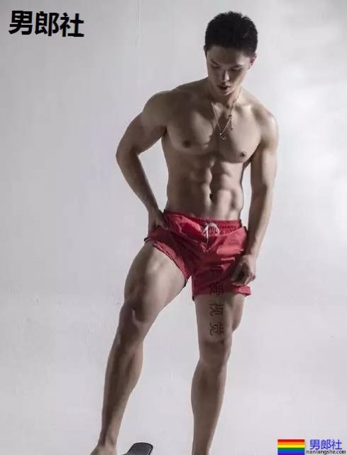 叮当猫肌肉男比大小擦亮眼睛看大包,凸出被挡住了害羞。 - 51虹马 叮当猫肌肉男比大小擦亮眼睛看大包,凸出被挡住了害羞。 - 51虹马