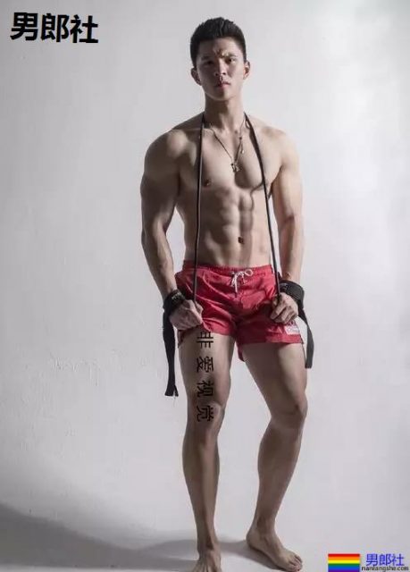 叮当猫肌肉男比大小擦亮眼睛看大包,凸出被挡住了害羞。 - 51虹马 叮当猫肌肉男比大小擦亮眼睛看大包,凸出被挡住了害羞。 - 51虹马