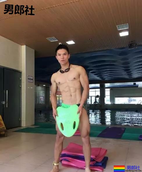 叮当猫肌肉男比大小擦亮眼睛看大包,凸出被挡住了害羞。 - 51虹马 叮当猫肌肉男比大小擦亮眼睛看大包,凸出被挡住了害羞。 - 51虹马