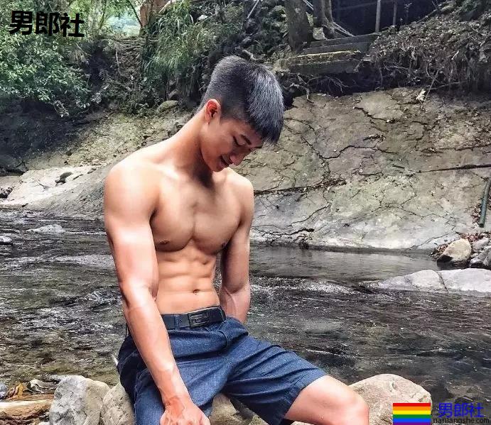 叮当猫肌肉男比大小擦亮眼睛看大包,凸出被挡住了害羞。 - 51虹马 叮当猫肌肉男比大小擦亮眼睛看大包,凸出被挡住了害羞。 - 51虹马