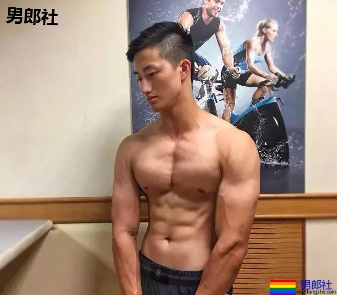 叮当猫肌肉男比大小擦亮眼睛看大包,凸出被挡住了害羞。 - 51虹马 叮当猫肌肉男比大小擦亮眼睛看大包,凸出被挡住了害羞。 - 51虹马