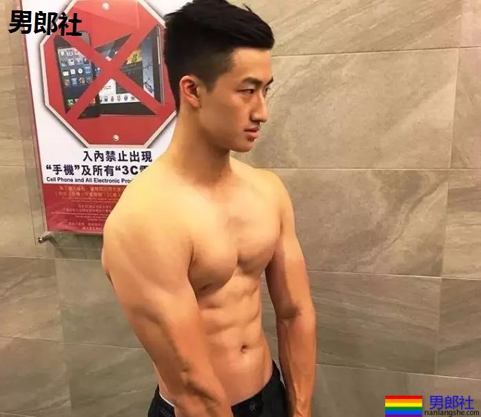 叮当猫肌肉男比大小擦亮眼睛看大包,凸出被挡住了害羞。 - 51虹马 叮当猫肌肉男比大小擦亮眼睛看大包,凸出被挡住了害羞。 - 51虹马