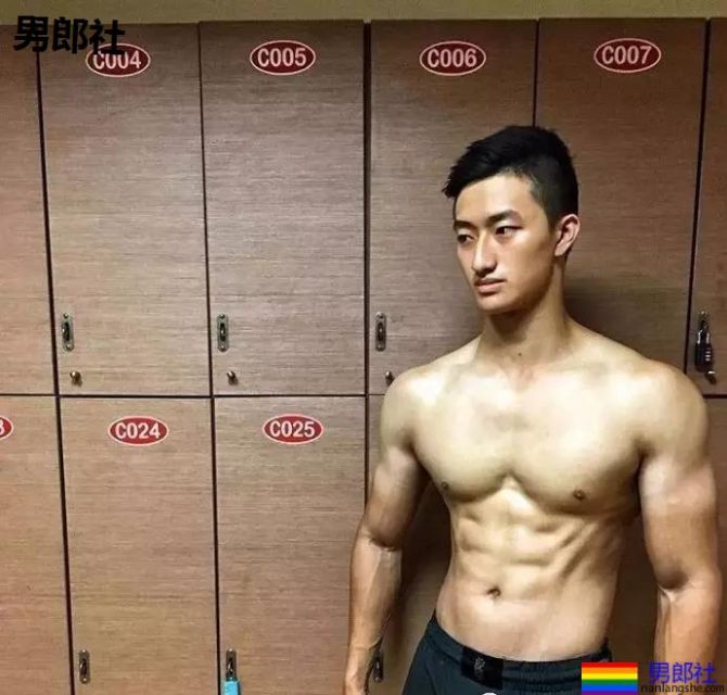 叮当猫肌肉男比大小擦亮眼睛看大包,凸出被挡住了害羞。 - 51虹马 叮当猫肌肉男比大小擦亮眼睛看大包,凸出被挡住了害羞。 - 51虹马