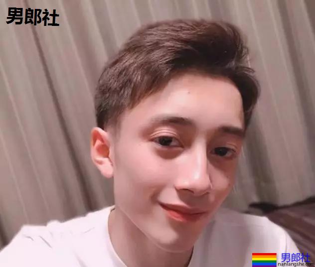 叮当猫肌肉男比大小擦亮眼睛看大包,凸出被挡住了害羞。 - 51虹马 叮当猫肌肉男比大小擦亮眼睛看大包,凸出被挡住了害羞。 - 51虹马