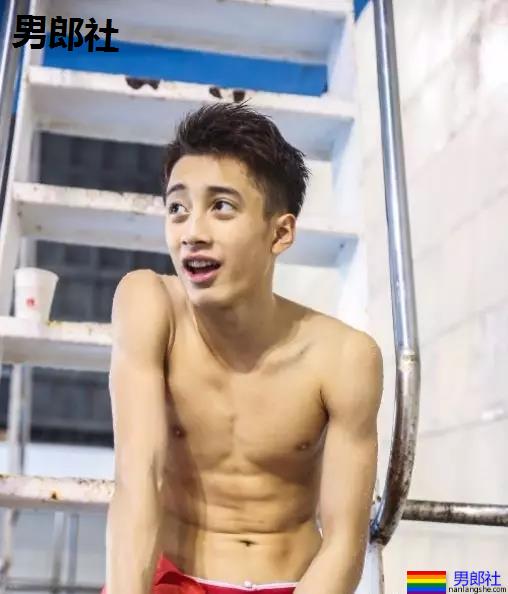 叮当猫肌肉男比大小擦亮眼睛看大包,凸出被挡住了害羞。 - 51虹马 叮当猫肌肉男比大小擦亮眼睛看大包,凸出被挡住了害羞。 - 51虹马