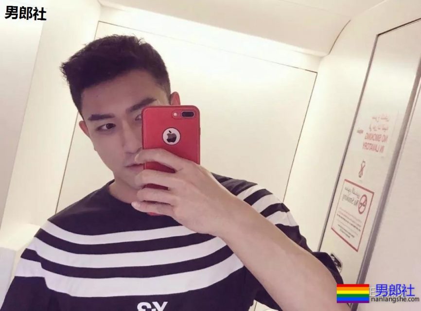 爱穿正装的大屁股帅哥，果然是前大凸后圆翘！-51虹马