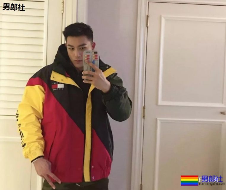 爱穿正装的大屁股帅哥，果然是前大凸后圆翘！ - 51虹马