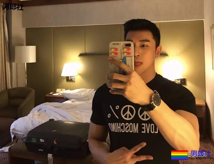 爱穿正装的大屁股帅哥，果然是前大凸后圆翘！ - 51虹马