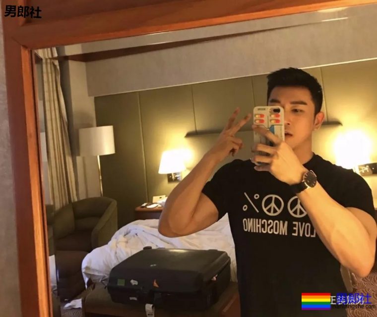 爱穿正装的大屁股帅哥，果然是前大凸后圆翘！ - 51虹马