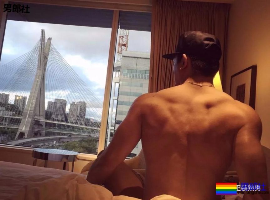 爱穿正装的大屁股帅哥，果然是前大凸后圆翘！ - 51虹马