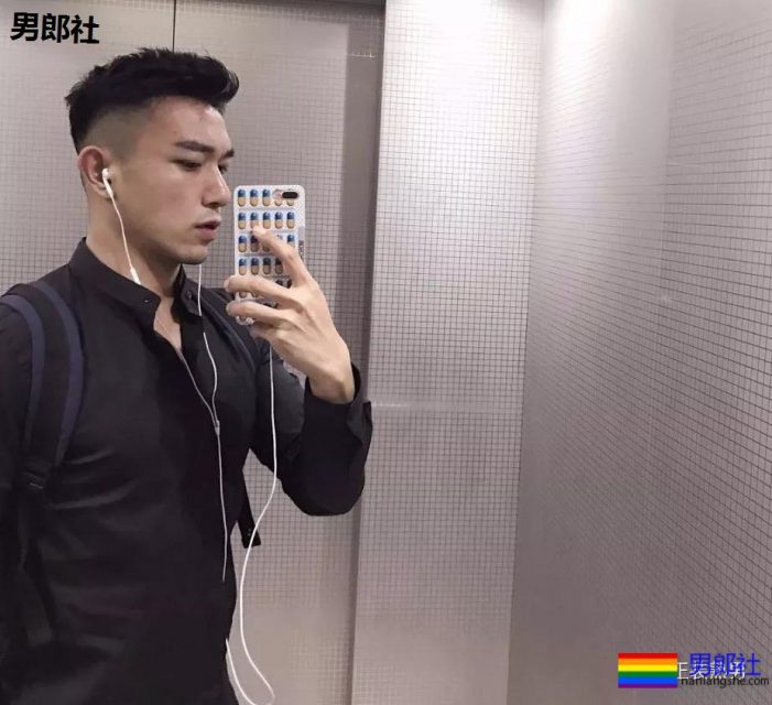 爱穿正装的大屁股帅哥，果然是前大凸后圆翘！ - 51虹马