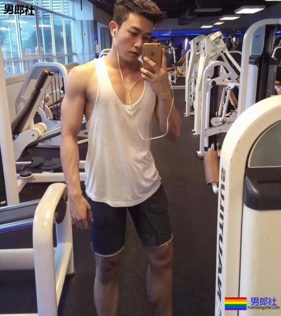 爱穿正装的大屁股帅哥，果然是前大凸后圆翘！ - 51虹马