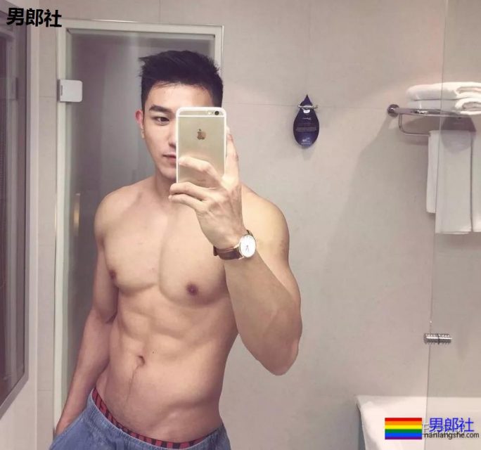 爱穿正装的大屁股帅哥，果然是前大凸后圆翘！ - 51虹马