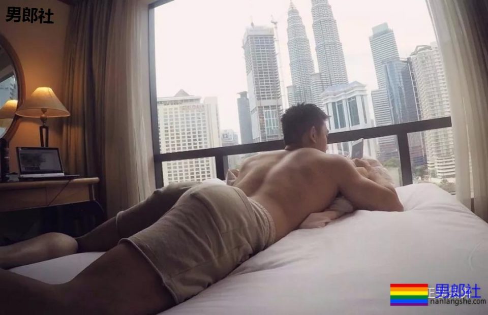 爱穿正装的大屁股帅哥，果然是前大凸后圆翘！ - 51虹马